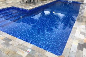 Vale a pena ter casa com piscina?