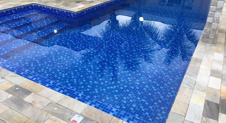 Vale a pena ter casa com piscina?