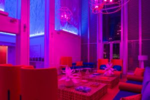 Cores neon desenham hotel no Havaí