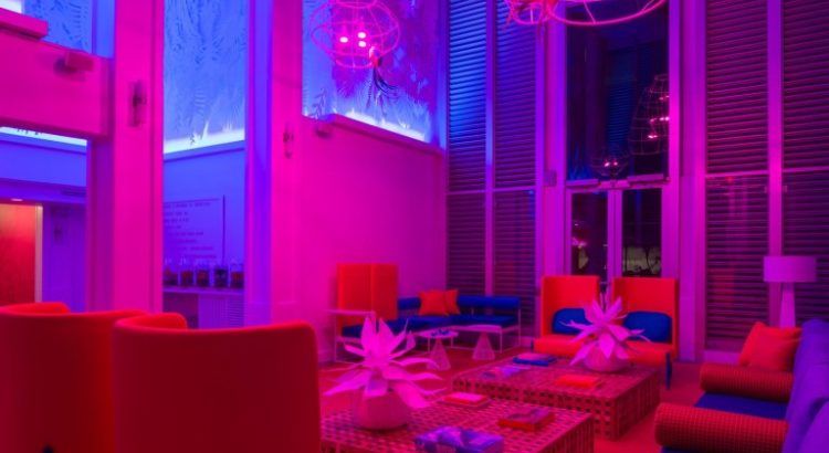 Cores neon desenham hotel no Havaí